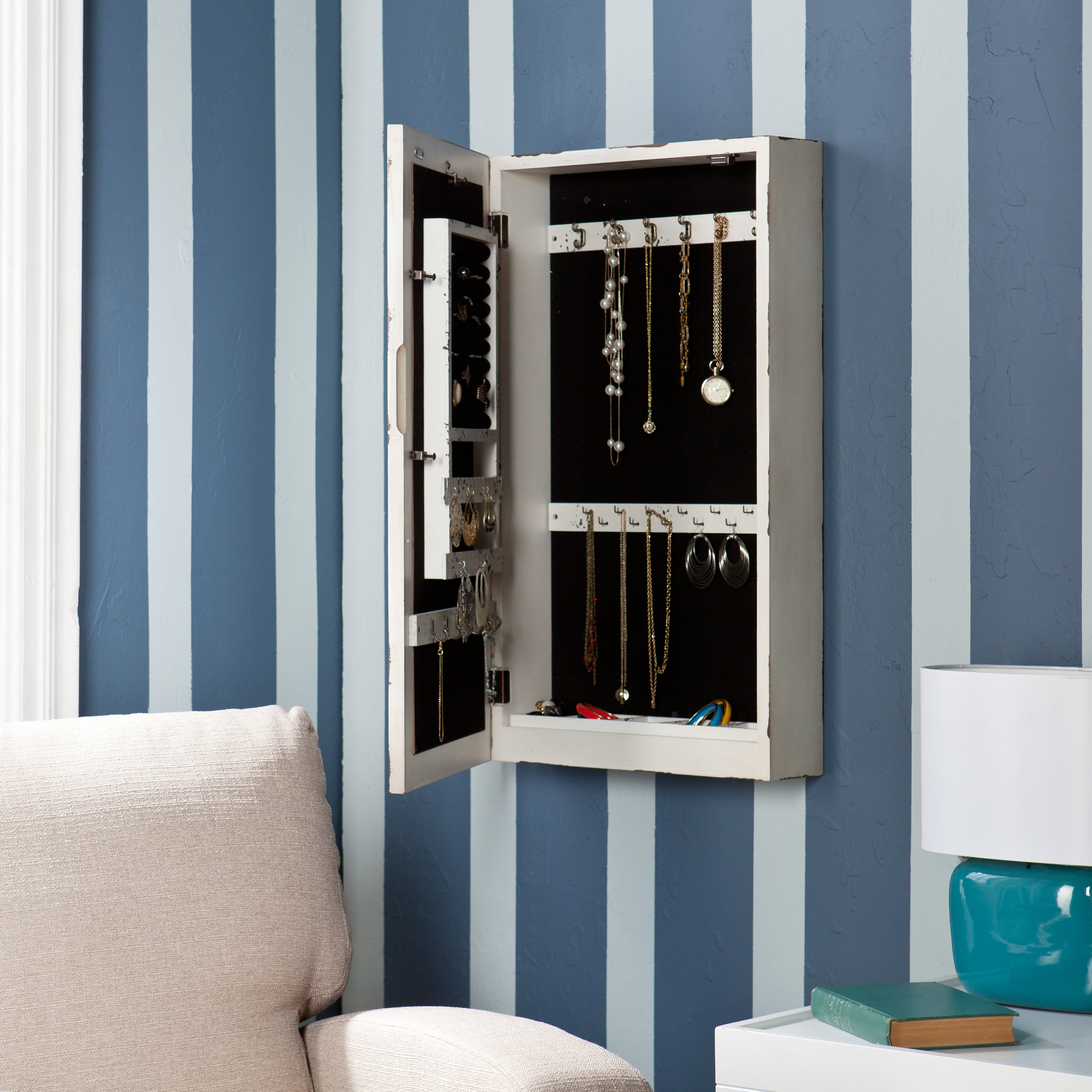 Black felt lining protects delicate accessories Image 3