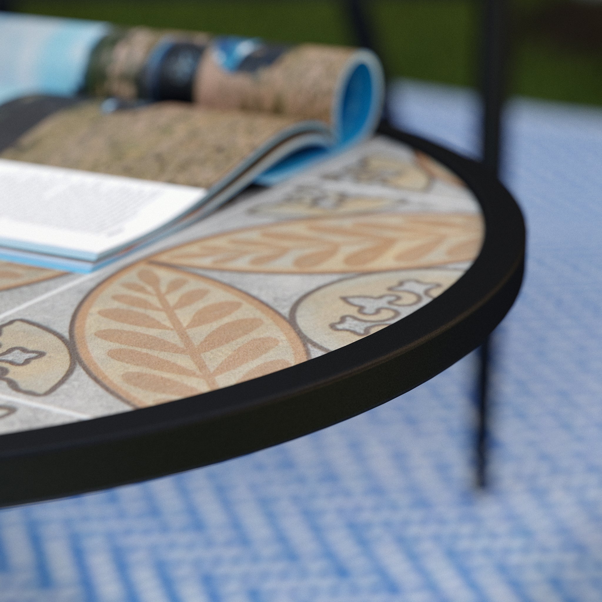 Three-tier outdoor coffee table Image 2
